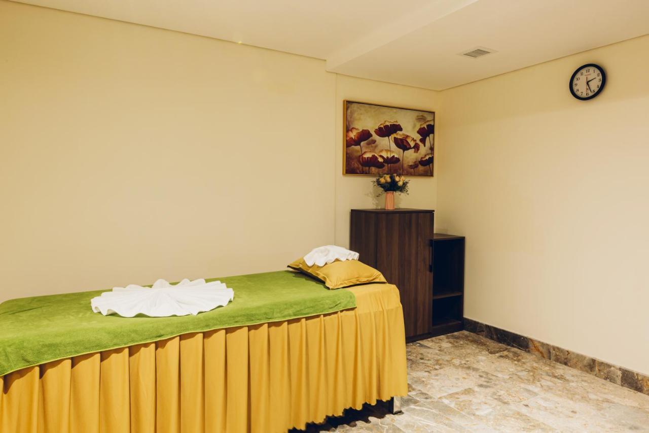 Phu Thang Grand Hotel Duc Hoa Eksteriør billede